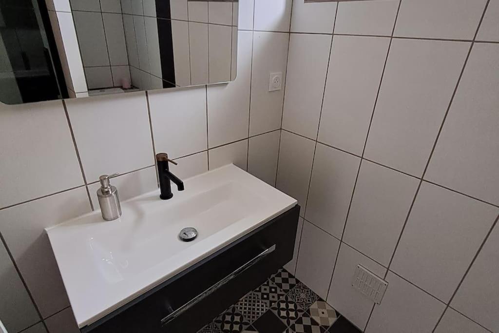 Agreable T2 Classe 3 Etoiles, Refait A Neuf, Dans Quartier Calme 罗德兹 外观 照片
